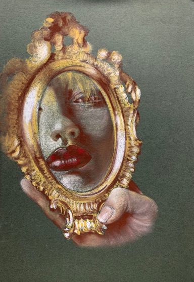 Una mano sostiene un espejo dorado que refleja el rostro de una persona con labios rojos.