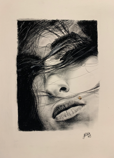Retrato en blanco y negro de un rostro femenino con cabello ondulado cubriendo parte de su cara.