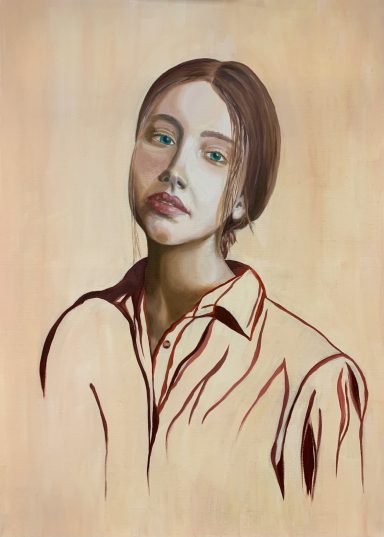 Retrato de una joven con cabello castaño y camisa clara, fondo beige.