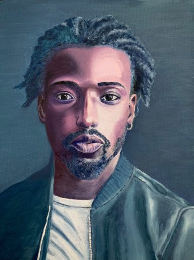 Retrato de un hombre con pelo rizado y barba, vistiendo una camiseta blanca y chaqueta.