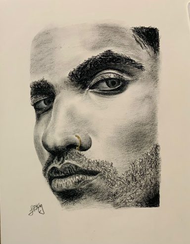 Retrato en blanco y negro de un hombre con una expresión intensa y un piercing en la nariz.