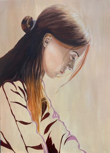 Retrato de una mujer pensativa con cabello largo y lacio, mirando hacia abajo.